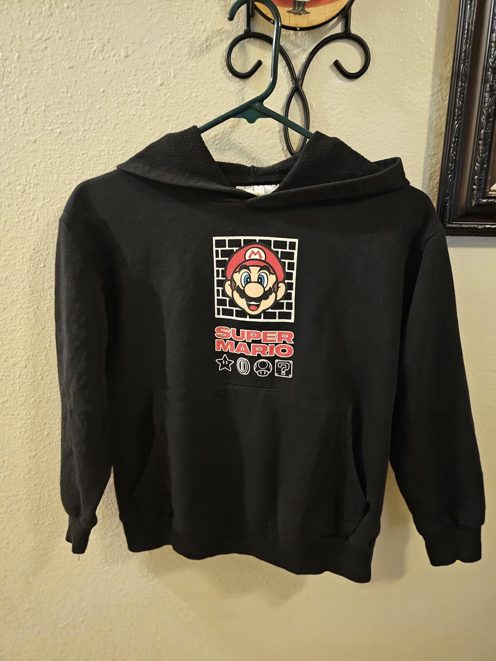 Nintendo Super Mario Boys Black Graphic Pullover [10-12].